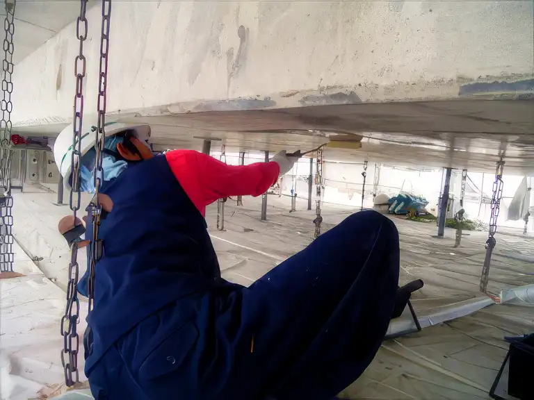 橋梁の長寿命化にウルトラテクトHPとウルトラテクトWRを塗布する様子