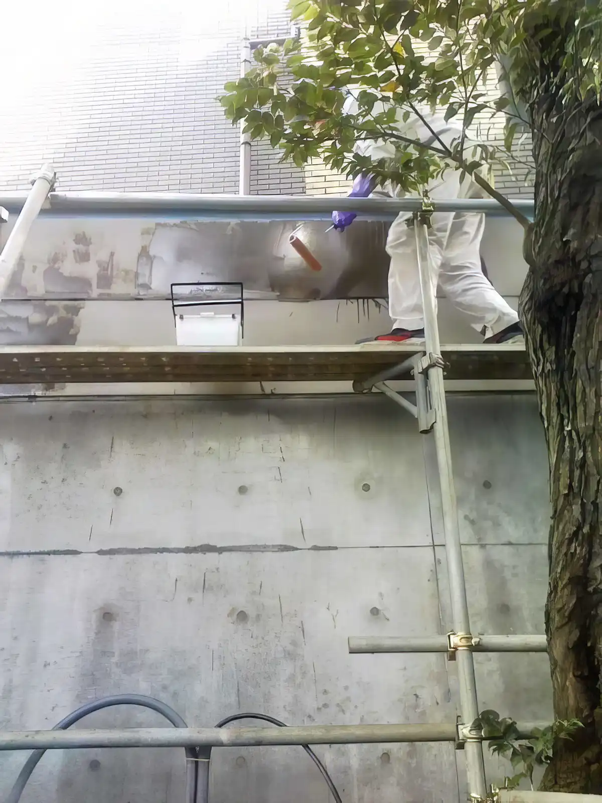 大使公邸の外壁にウルトラテクトWRを塗布